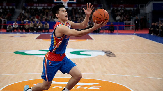 篮球比赛中球员突破上篮的现场画面